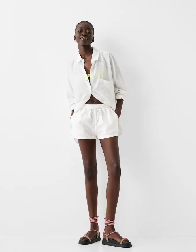 Shorts con dettaglio elastico in vita