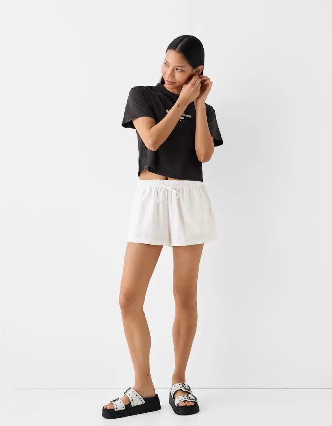 Shorts con dettaglio elastico in vita