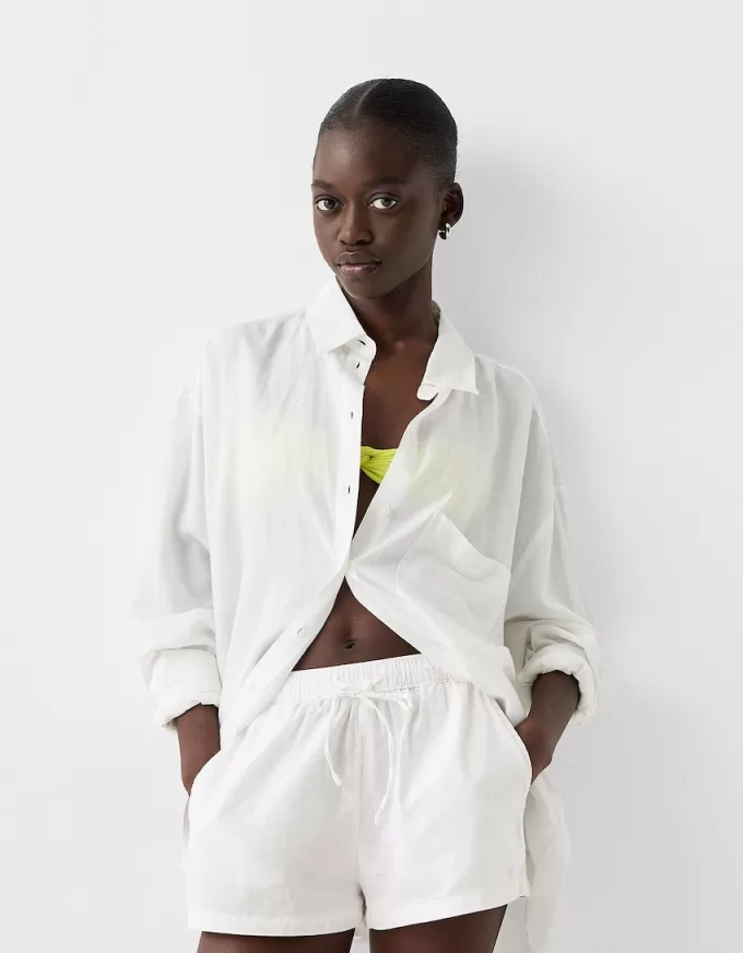 Shorts con dettaglio elastico in vita