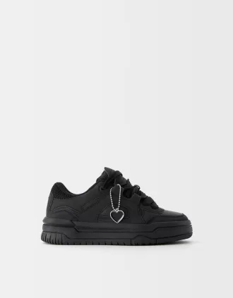 Sneaker skater con dettaglio portachiavi