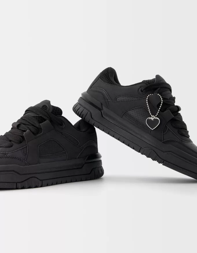 Sneaker skater con dettaglio portachiavi