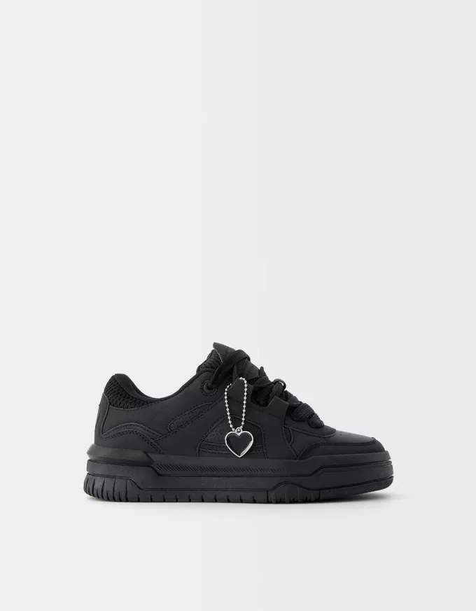 Sneaker skater con dettaglio portachiavi