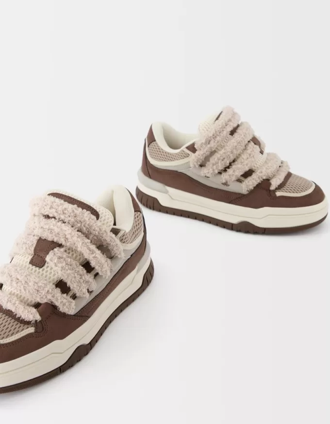 Sneaker skater con lacci in peluche