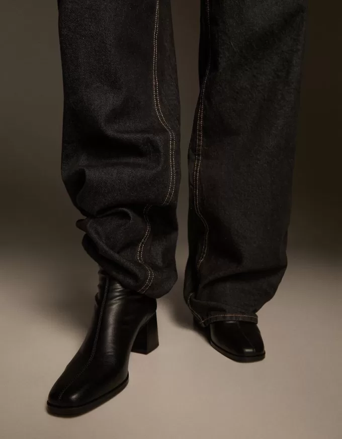 Stivaletti aderenti con tacco largo