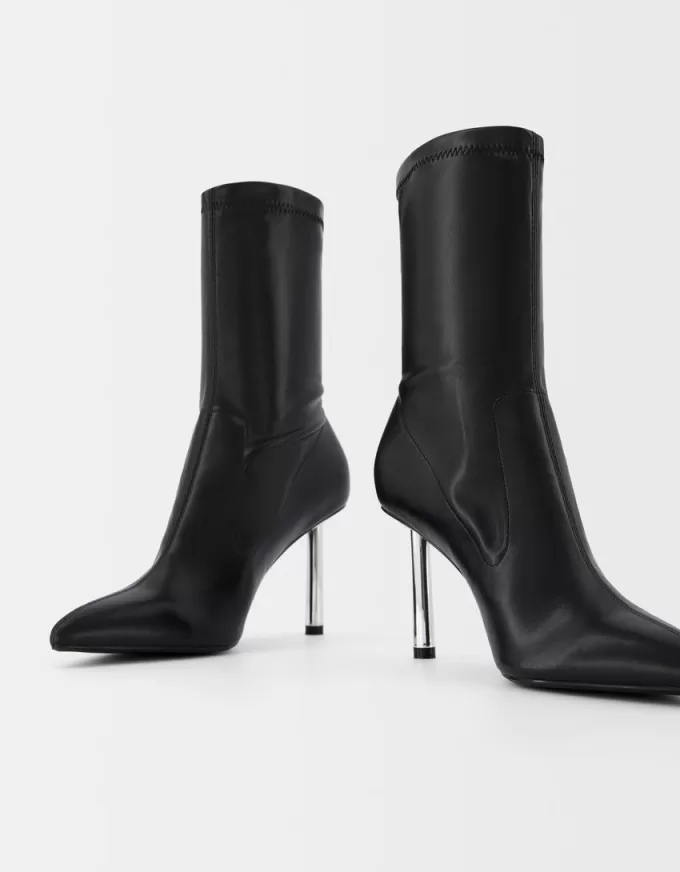 Stivaletti aderenti metallici con tacco alto