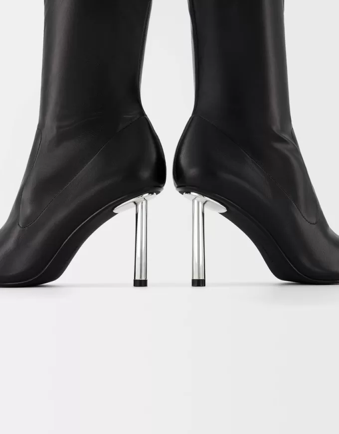 Stivaletti aderenti metallici con tacco alto