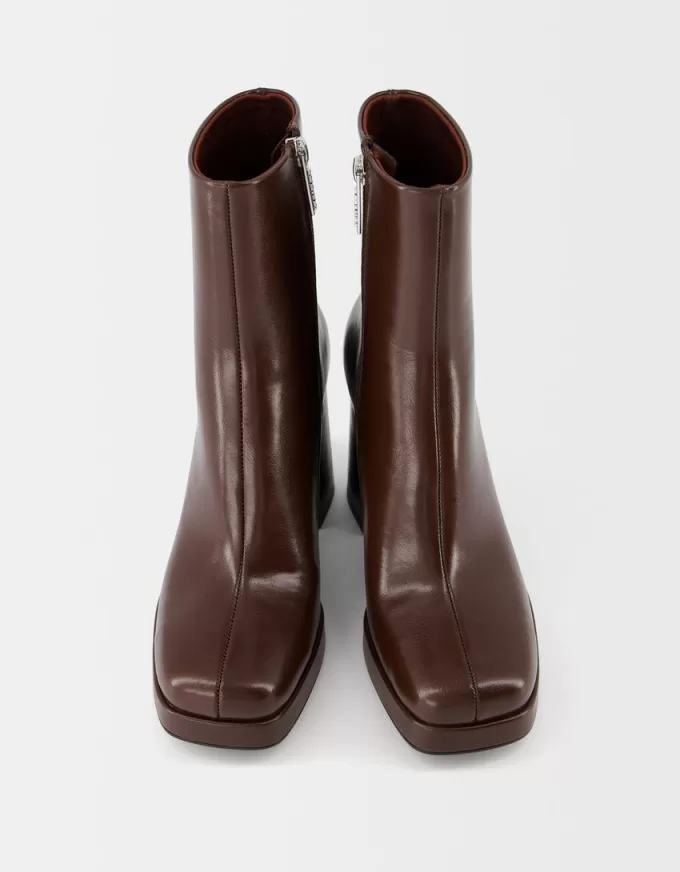 Stivaletti con plateau e tacco alto