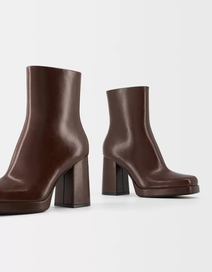 Stivaletti con plateau e tacco alto