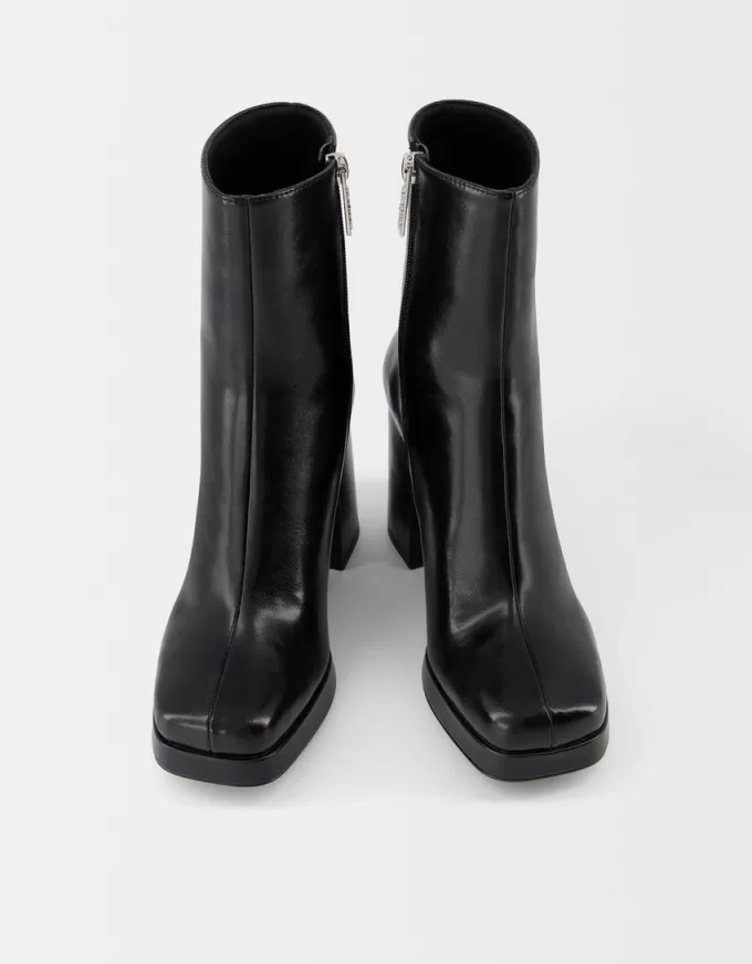 Stivaletti con plateau e tacco alto