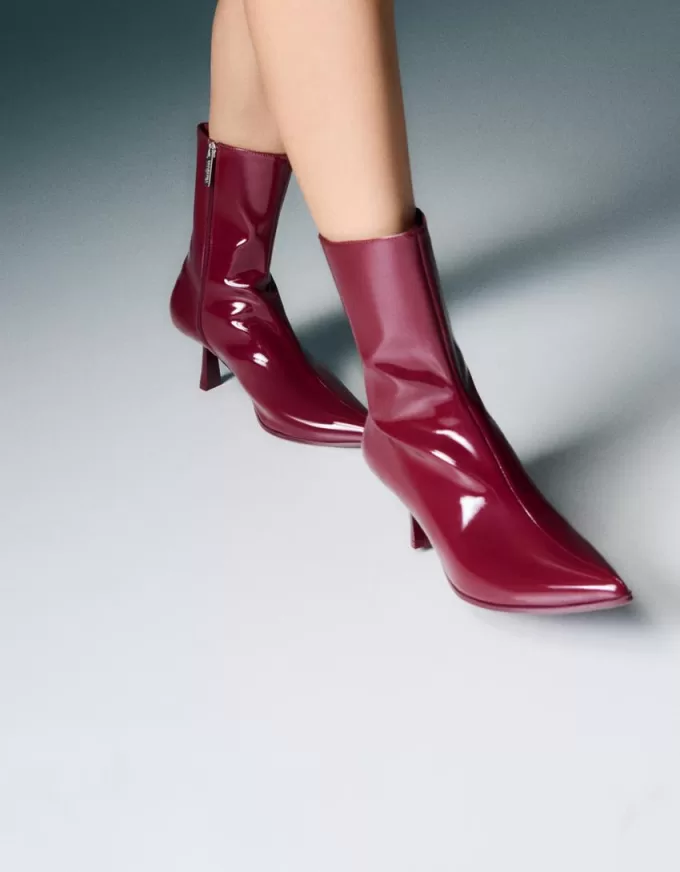 Stivaletti con tacco a gattino in finta vernice
