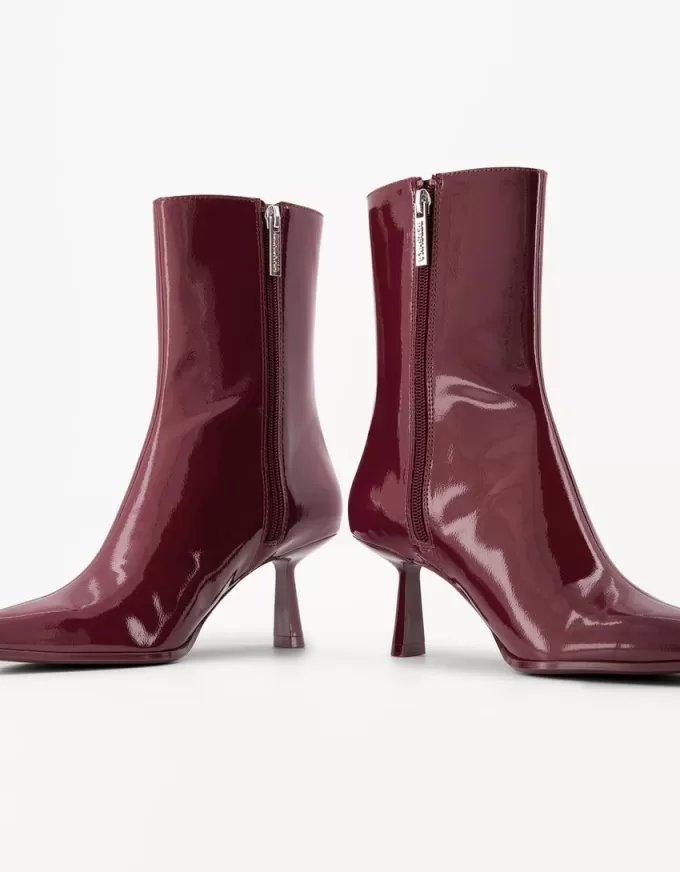 Stivaletti con tacco a gattino in finta vernice