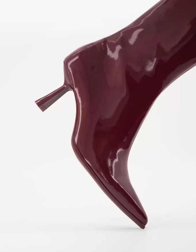 Stivaletti con tacco a gattino in finta vernice