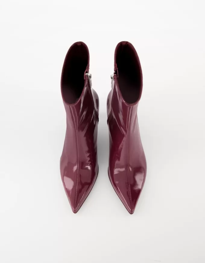 Stivaletti con tacco a gattino in finta vernice