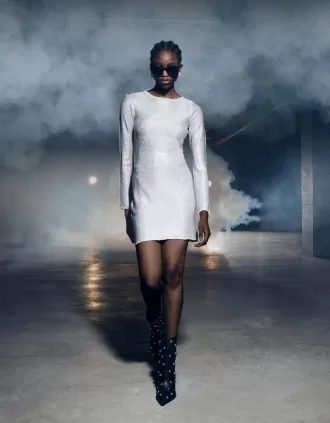 Stivaletti con tacco alto borchiati