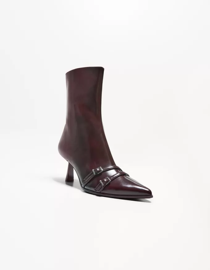 Stivaletti con tacco gattino e fibbie