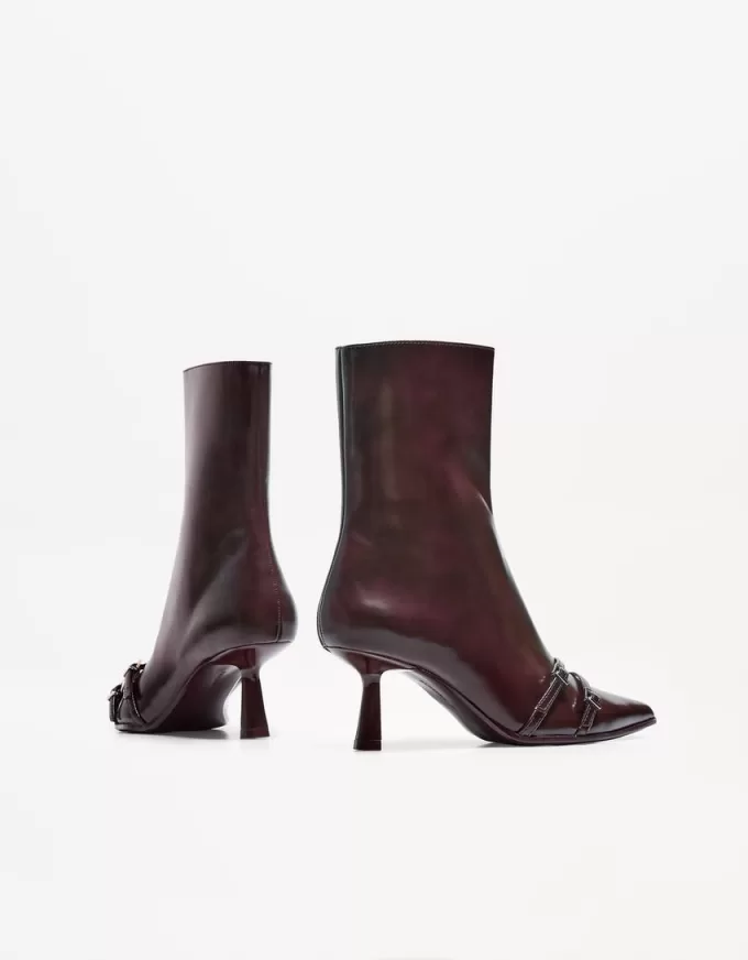 Stivaletti con tacco gattino e fibbie