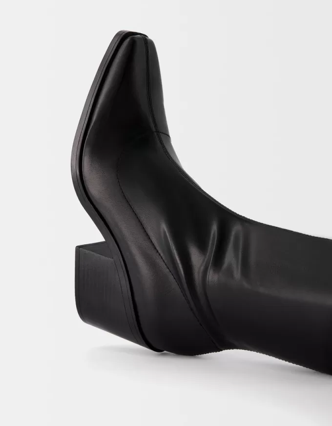 Stivaletti da cowboy aderenti con tacco alto