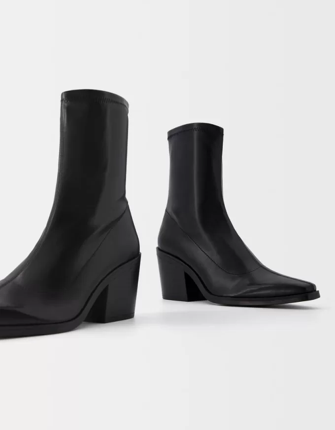 Stivaletti da cowboy aderenti con tacco alto