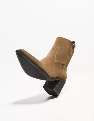 Stivaletti da cowboy asimmetrici con tacco alto