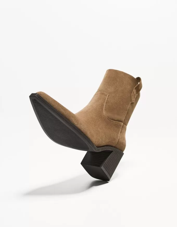 Stivaletti da cowboy asimmetrici con tacco alto