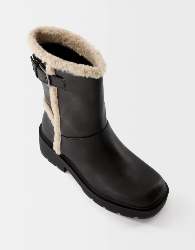 Stivaletti flat con dettaglio in finto shearling