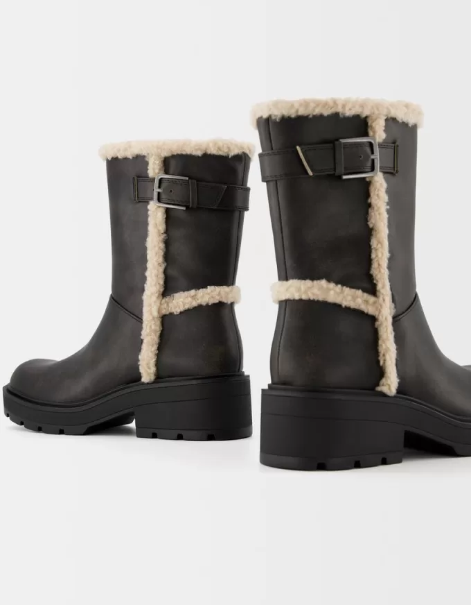 Stivaletti flat con dettaglio in finto shearling
