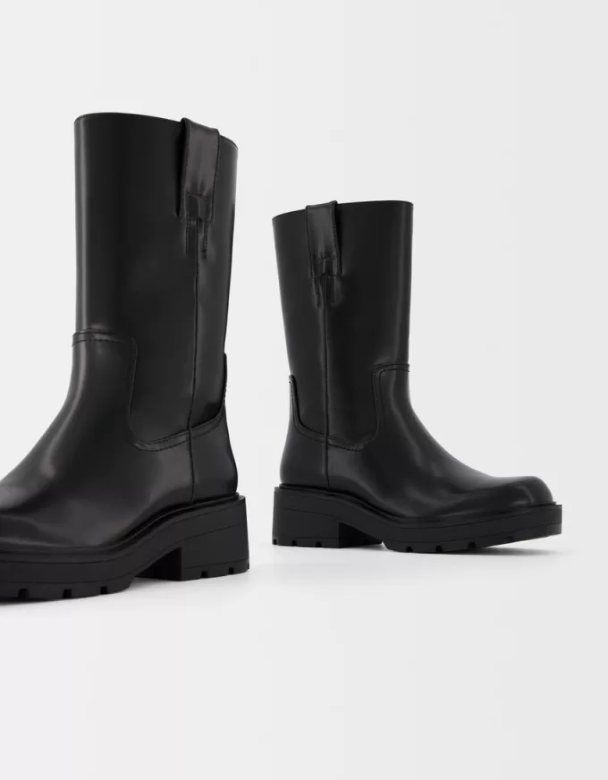 Stivaletti piatti a metà polpaccio con suola track