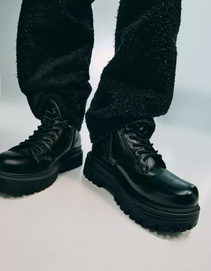 Stivaletti stringati con plateau