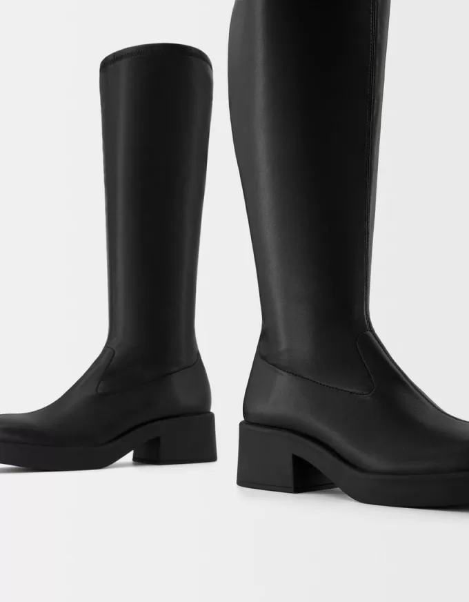 Stivali aderenti piatti