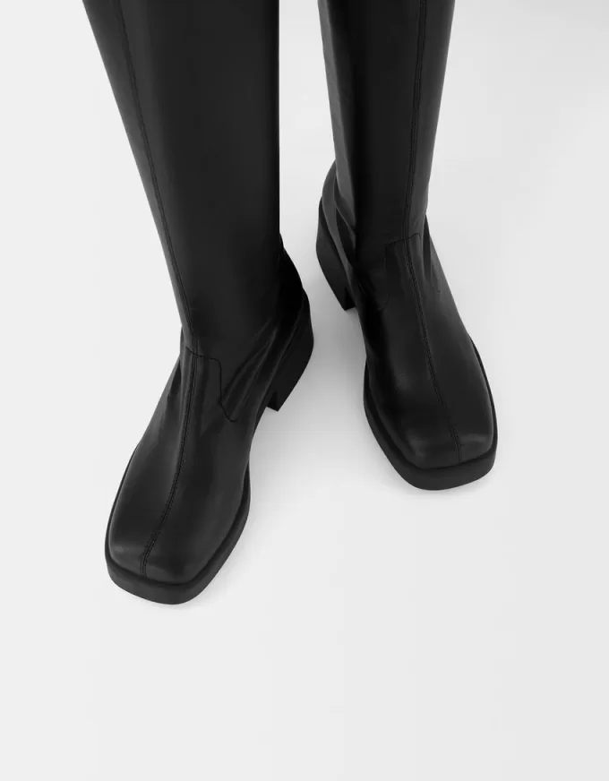 Stivali aderenti piatti