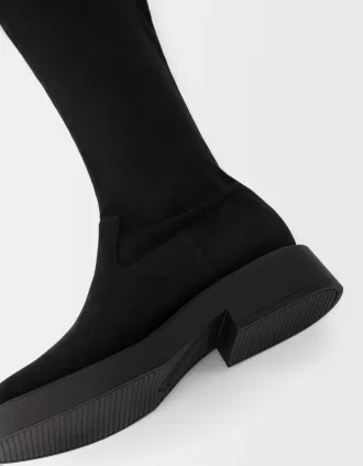 Stivali bassi e aderenti al ginocchio