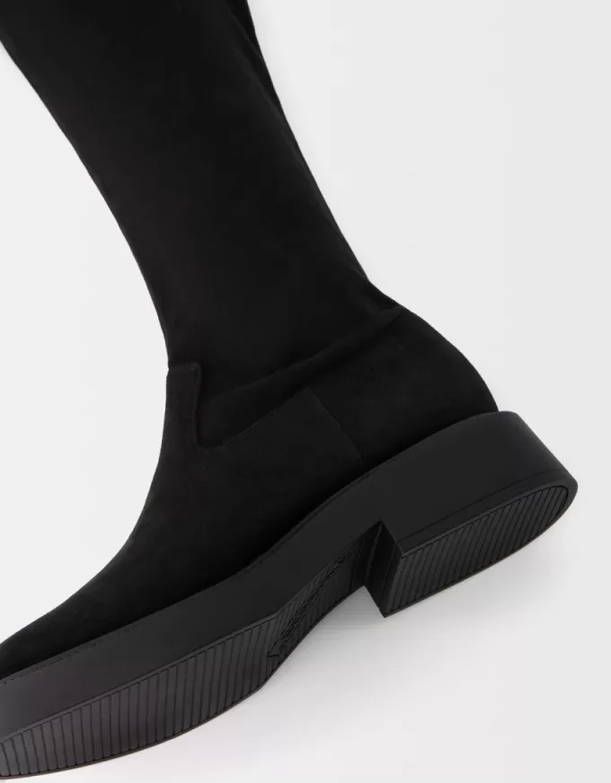 Stivali bassi e aderenti al ginocchio