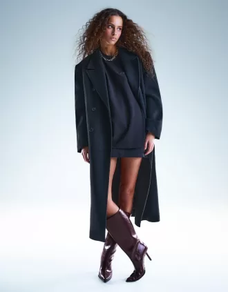 Stivali con tacco alto e polpaccio largo