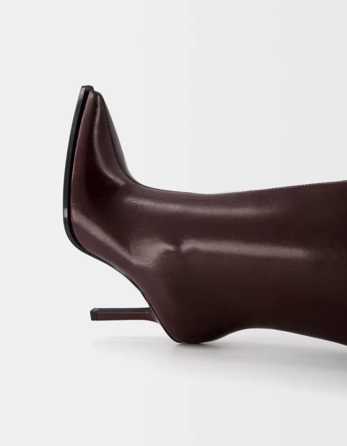 Stivali con tacco alto e polpaccio largo