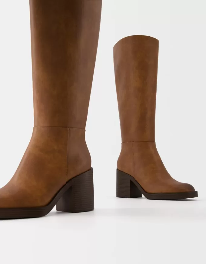 Stivali con tacco largo