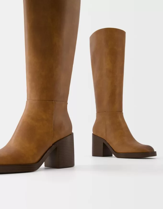 Stivali con tacco largo