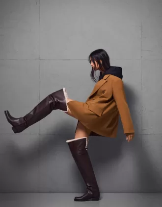 Stivali piatti sopra il ginocchio