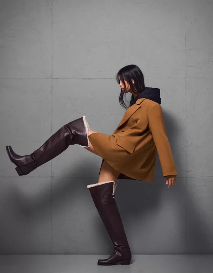 Stivali piatti sopra il ginocchio