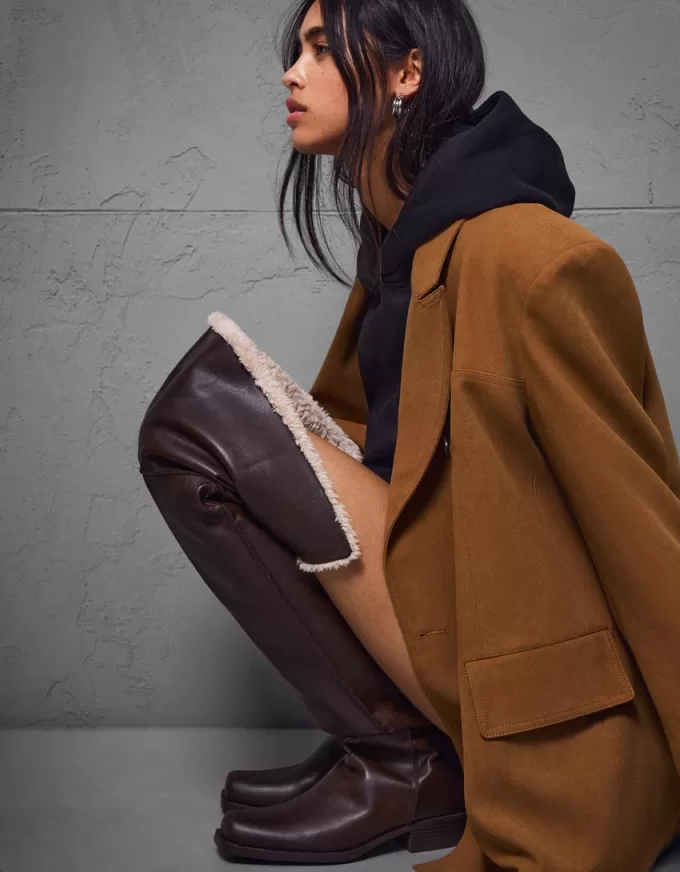 Stivali piatti sopra il ginocchio