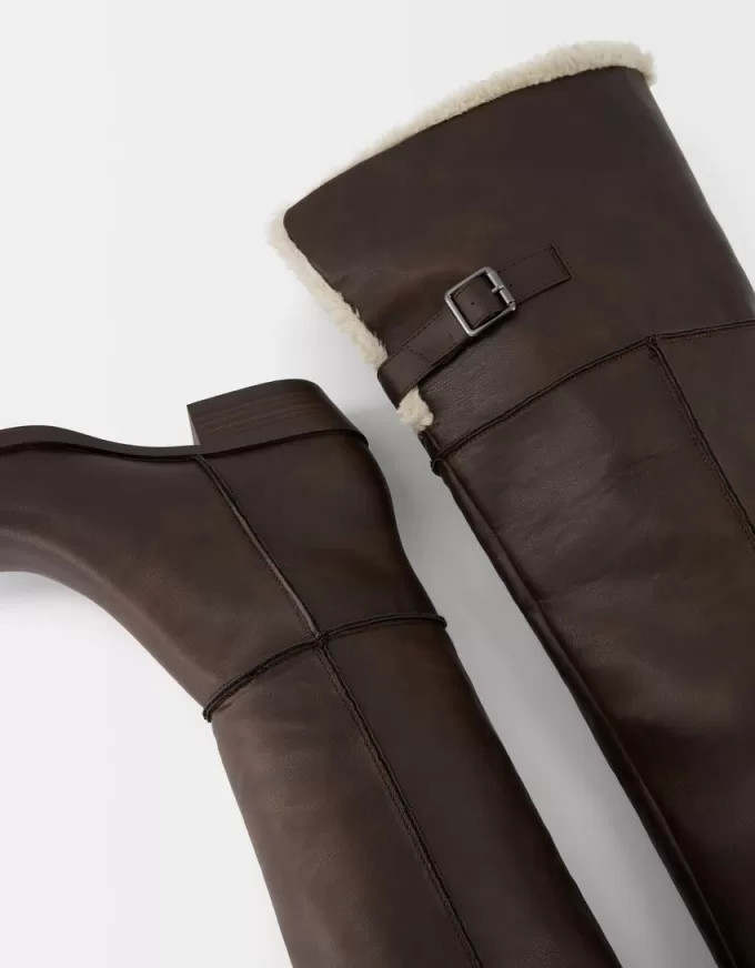 Stivali piatti sopra il ginocchio