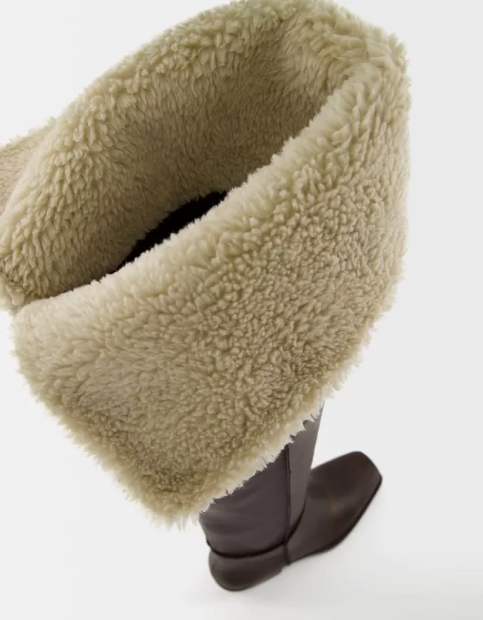 Stivali piatti sopra il ginocchio