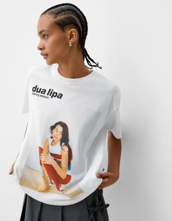 T-shirt Dua Lipa oversize a maniche corte