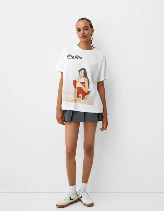 T-shirt Dua Lipa oversize a maniche corte
