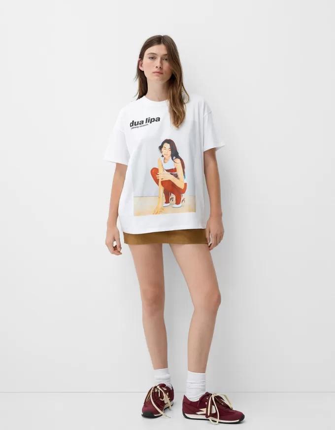 T-shirt Dua Lipa oversize a maniche corte