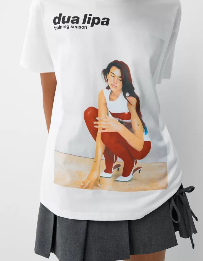 T-shirt Dua Lipa oversize a maniche corte