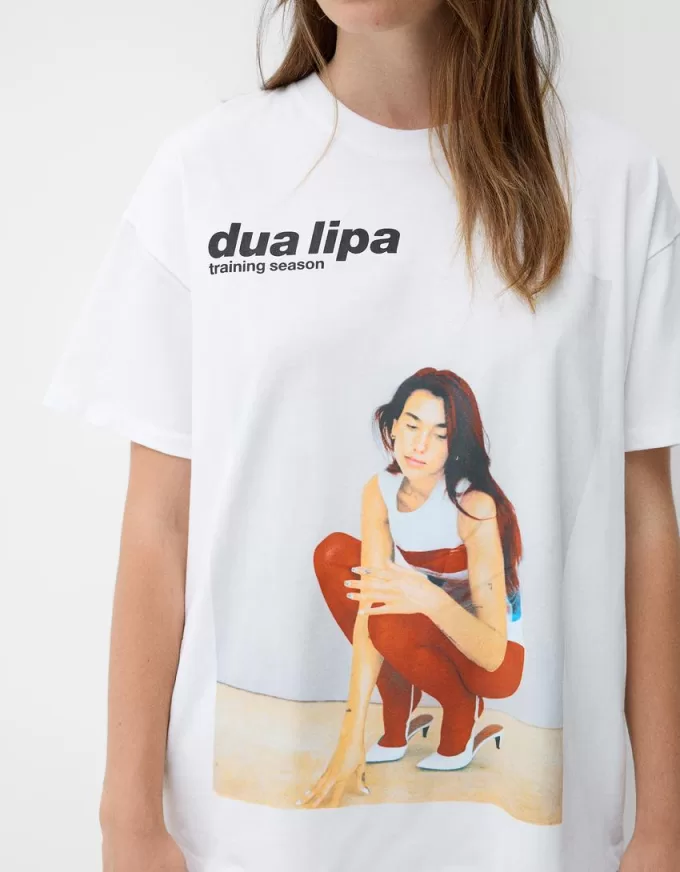 T-shirt Dua Lipa oversize a maniche corte