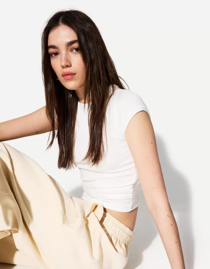 T-shirt a manica corta con arricciatura laterale