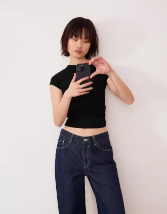 T-shirt a manica corta con arricciatura laterale