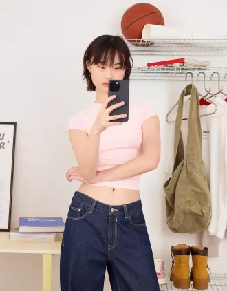 T-shirt a manica corta con arricciatura laterale