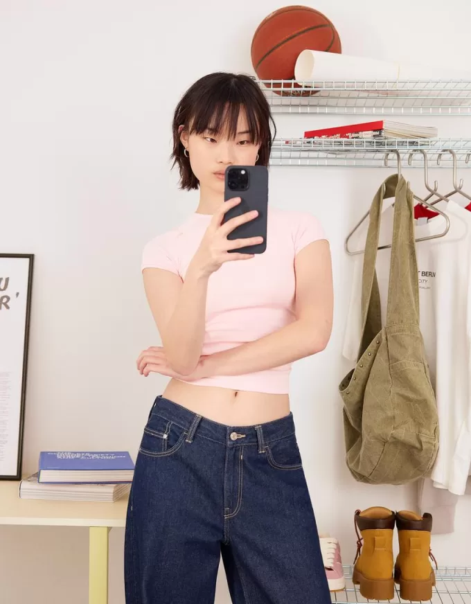 T-shirt a manica corta con arricciatura laterale